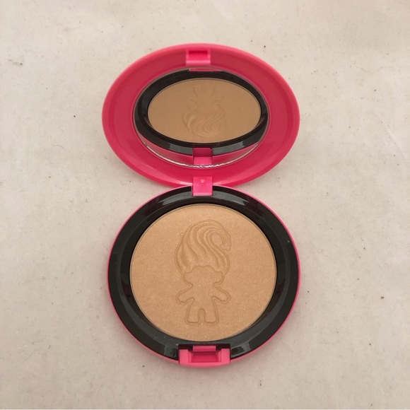 MAC Glow Rida Beauty Powder - Picture 6 of 6